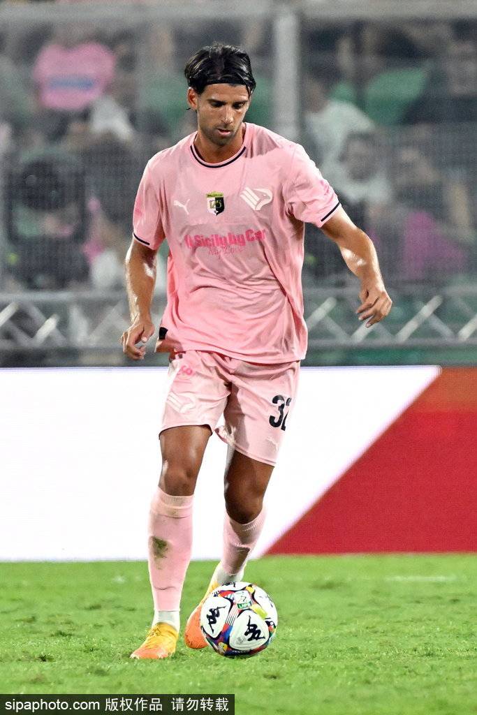 欧冠小组赛战术解析：如何破解曼城的进攻体系？