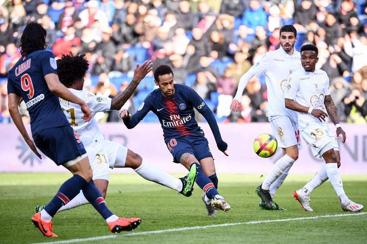 法甲重头戏：巴黎圣曼主场争冠稳上游，欧塞尔中游徘徊难阻豪强？